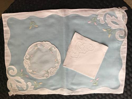 Vends coffret cadeau Nina Ricci, neufs : 4 sets de table en voile de coton brodé Madère, 6 serviettes, 2 sous-verres