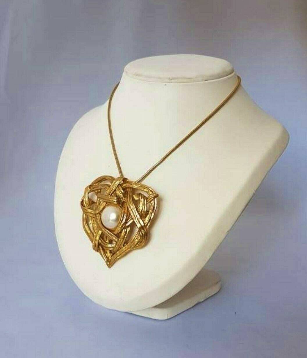Broche Ou Pendentif Lancôme Vintage - Métal Doré Avec Cabochon Rouge - Occasion En Bel état
