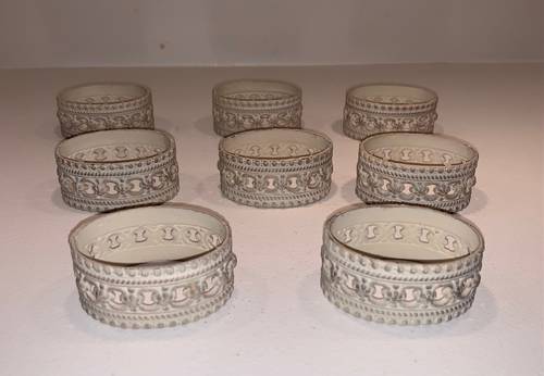 8 ronds de serviette en métal ciselé patiné