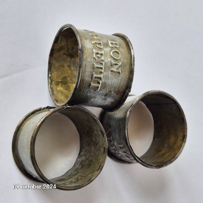 Lot de 3 Ronds de serviettes en zinc vintage "Bon appétit"