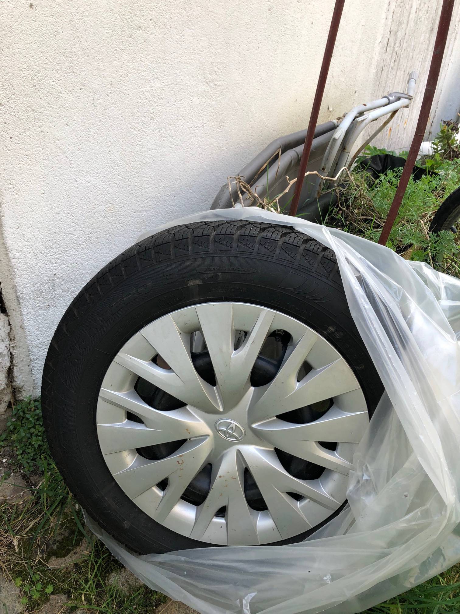 4 roues complètes pneus neige TOYOTA