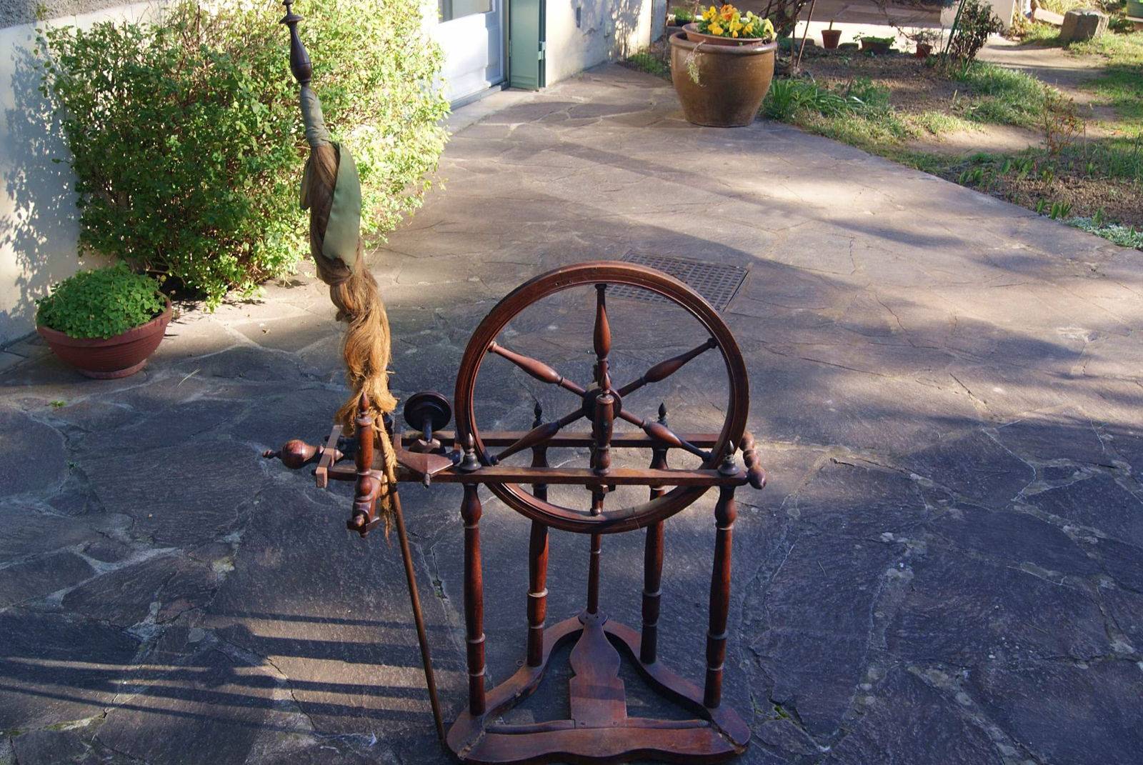 Rouet ancien avec écheveau