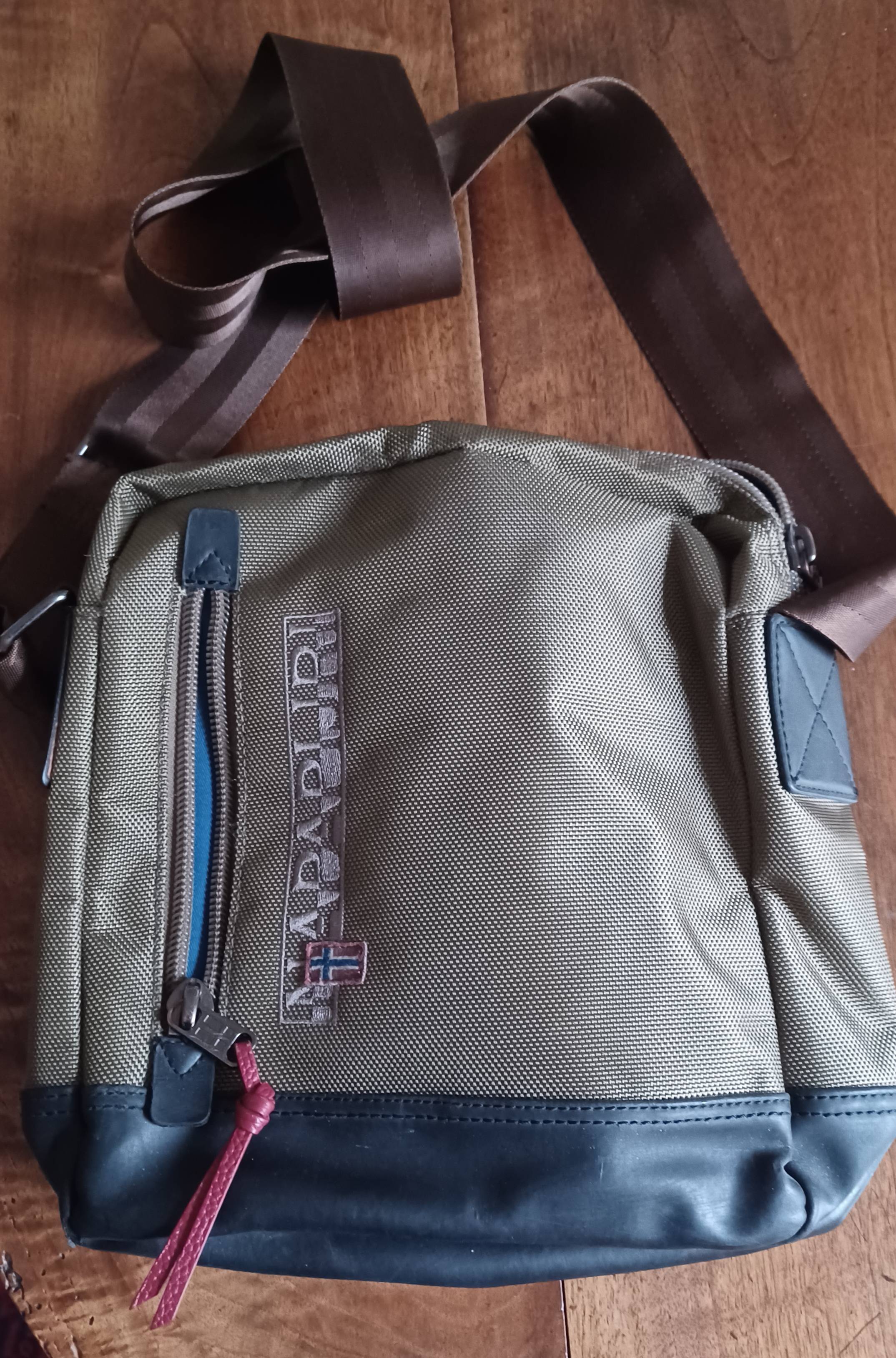 Vends sacoche pour homme avec bandoulière Napapijri