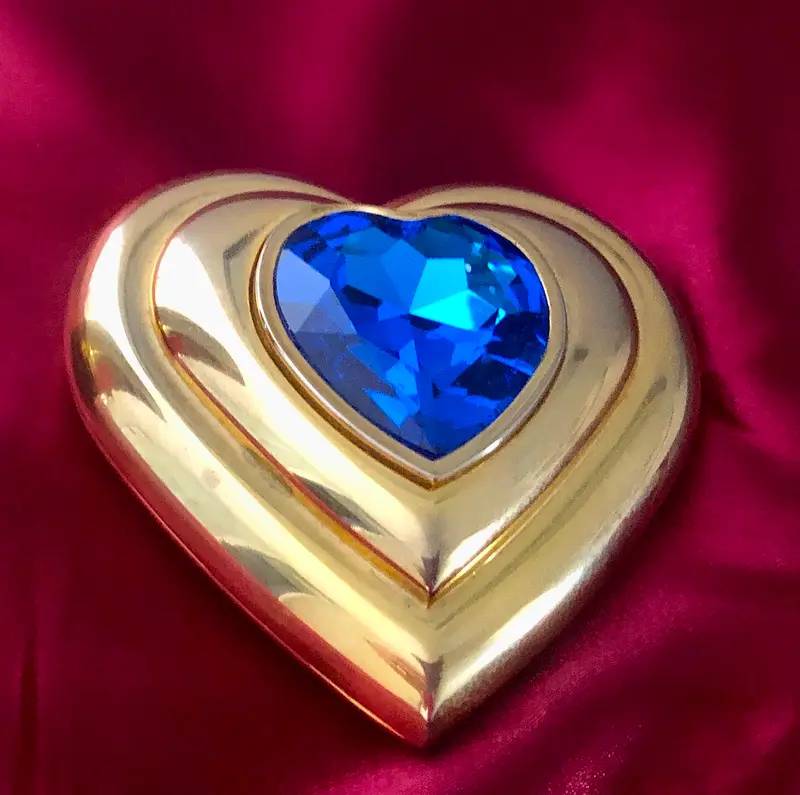 Yves Saint Laurent - "Poudre Ecrin" 1990 Poudrier coeur cristal Swarovski design par Robert Goossens
