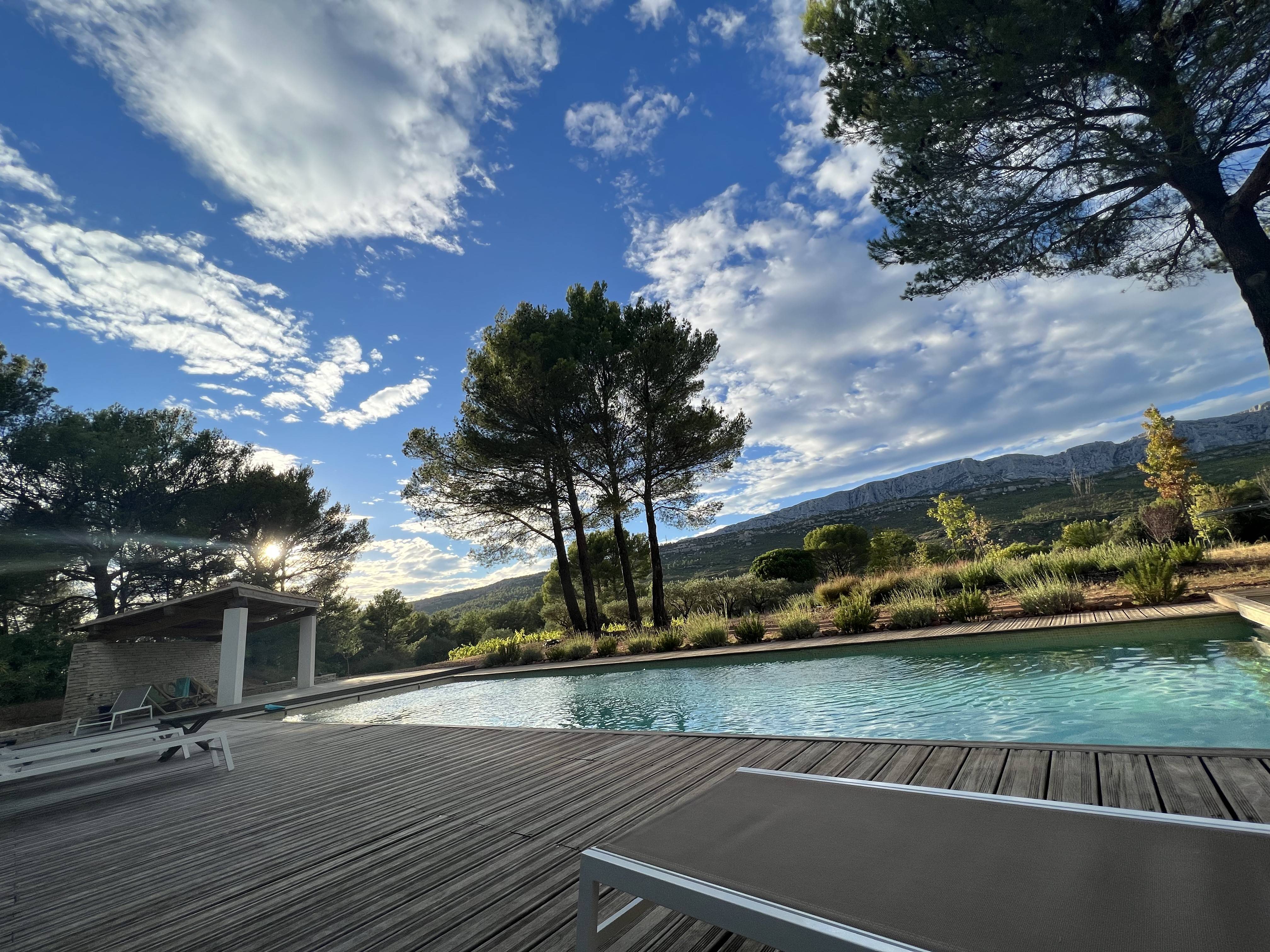 Loue un Mas pied de la Sainte Victoire, 12 couchages, piscine et tennis, Rousset (13)
