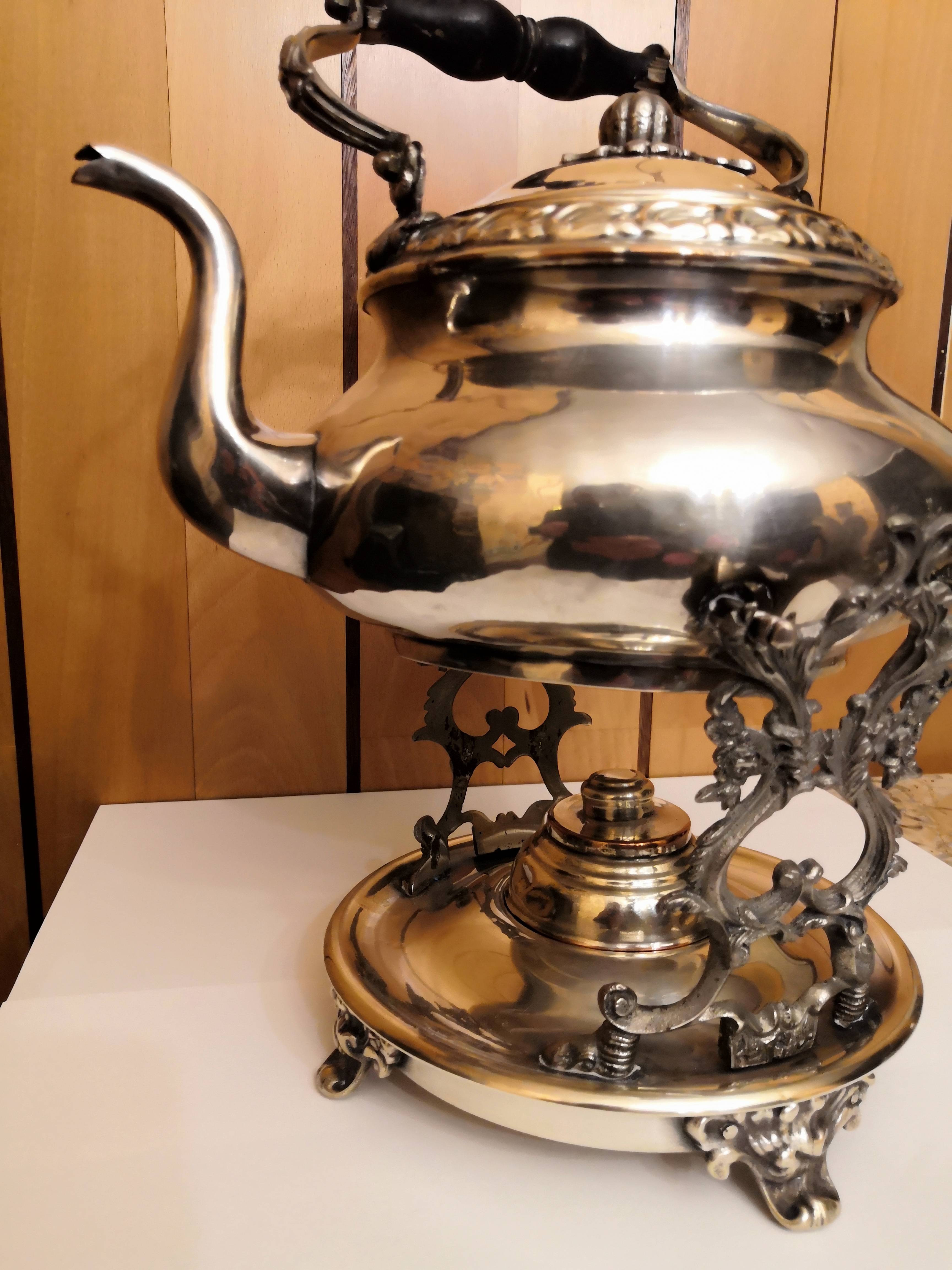 Samovar anglais en métal, fin 19ème/début 20è on Gens de Confiance