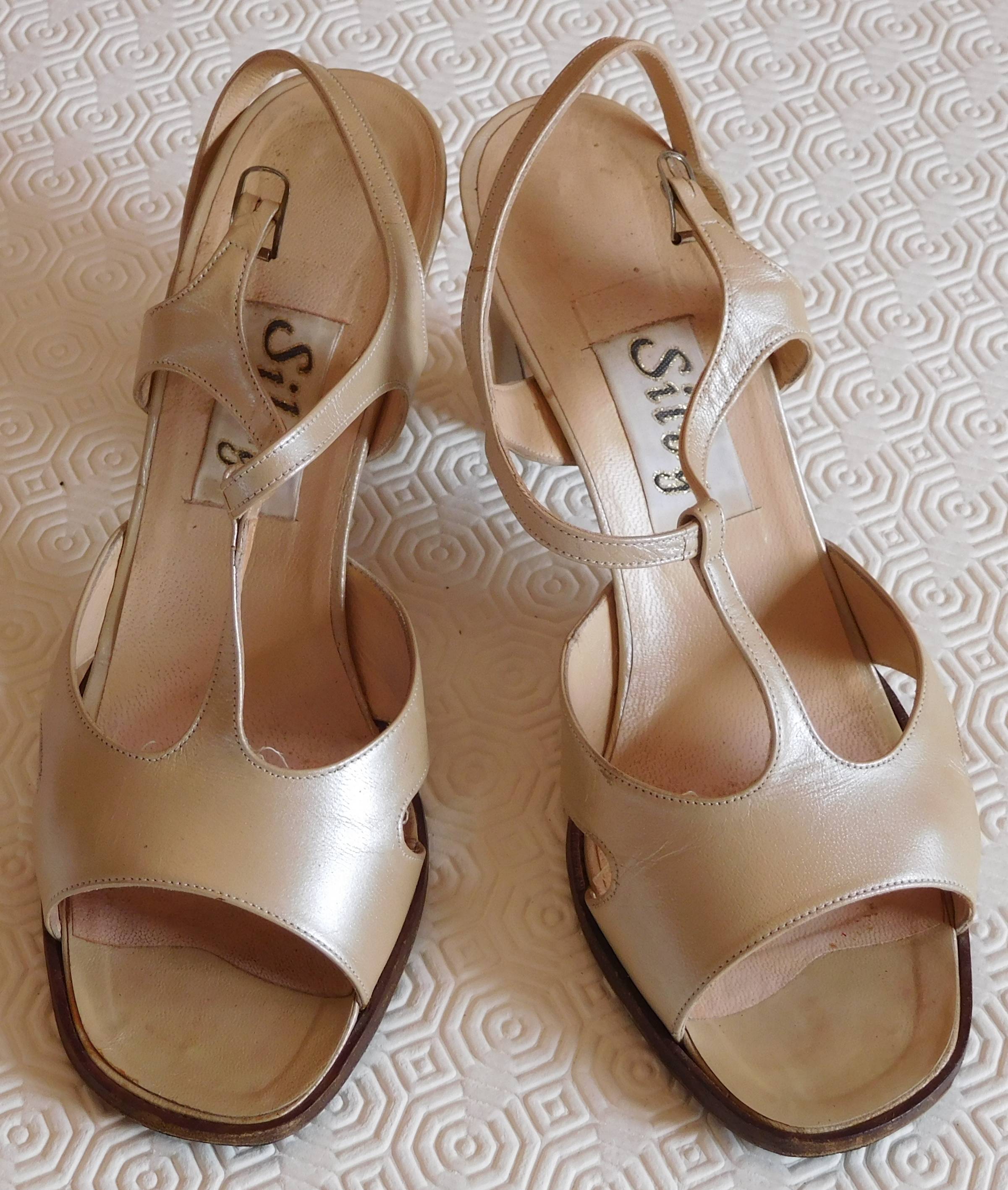 Sandales / nu-pieds (beige nacré) Pointure 39