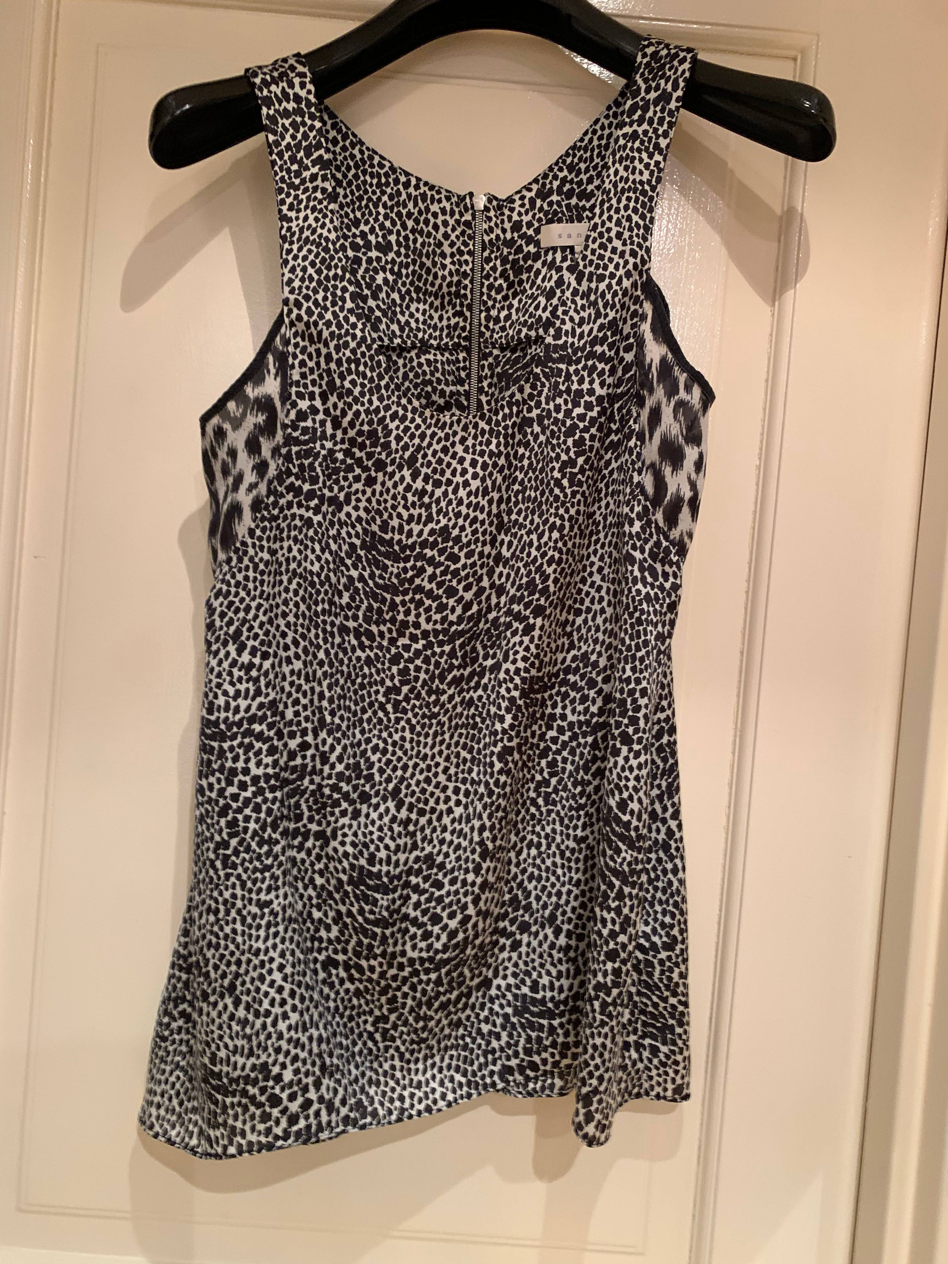 Vends très joli haut Sandro, sans manches, original noir et blanc, zippé dans le dos - Taille L