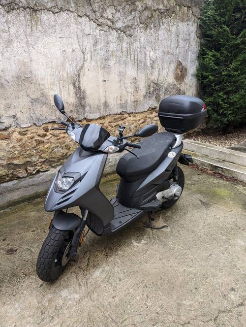 Scooter Piaggio Typhoon 2017 avec jupe, top case, support téléphone 5 010 km · 2017
