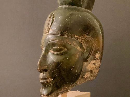 Vends Pharaon - tête marbre noir veiné coiffé du hedjet période Akhénaton