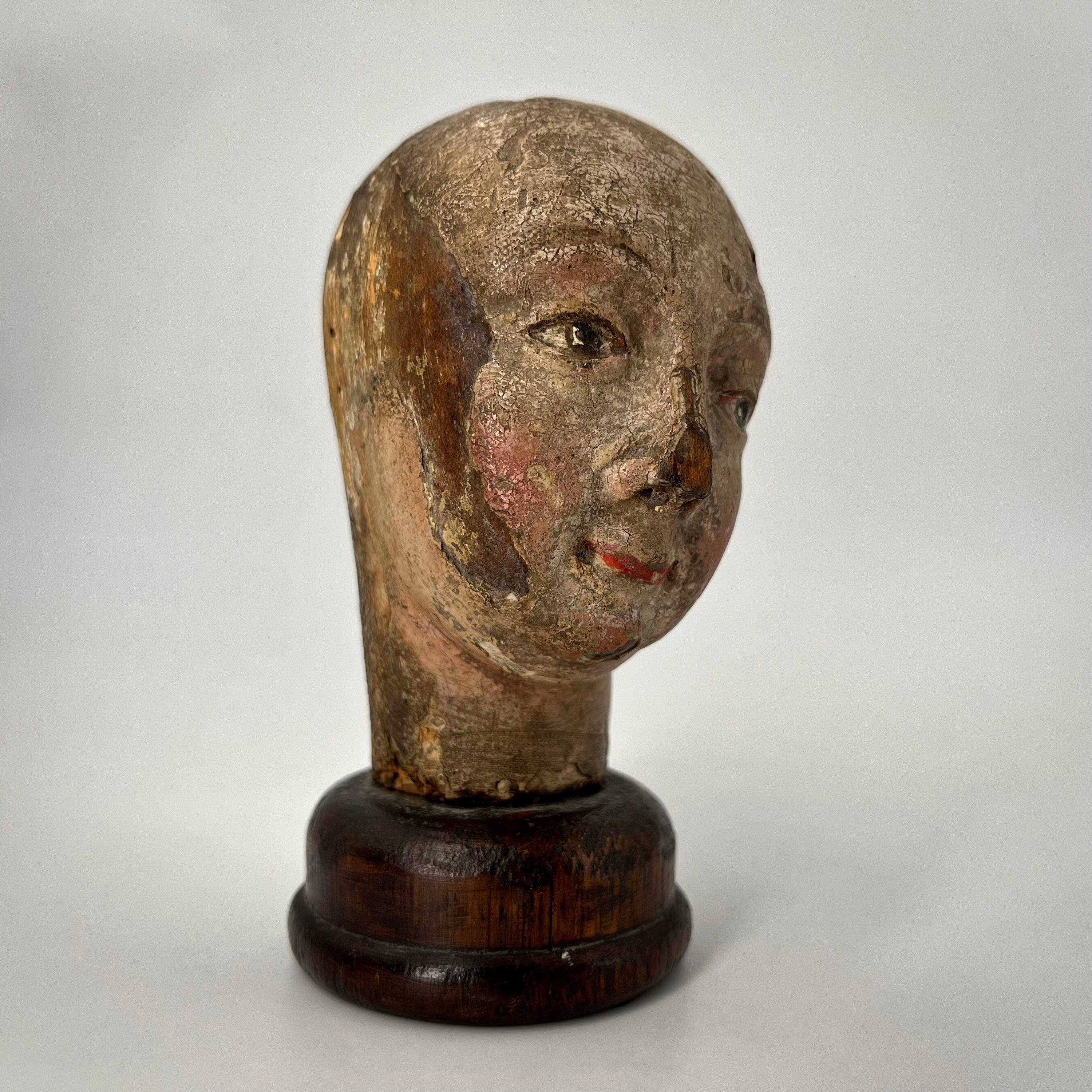 Tête sculptée, visage féminin en bois polychrome XIXe siècle sculpture art populaire 19e
