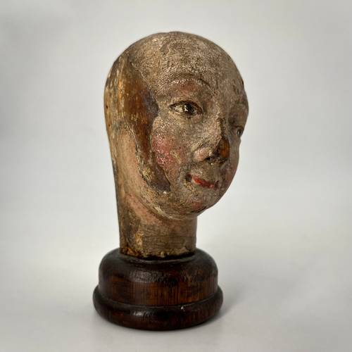 Tête sculptée, visage féminin en bois polychrome XIXe siècle sculpture art populaire 19e