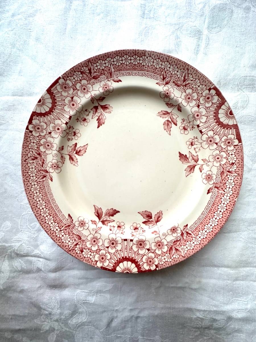 Série de 12 assiettes en terre de fer