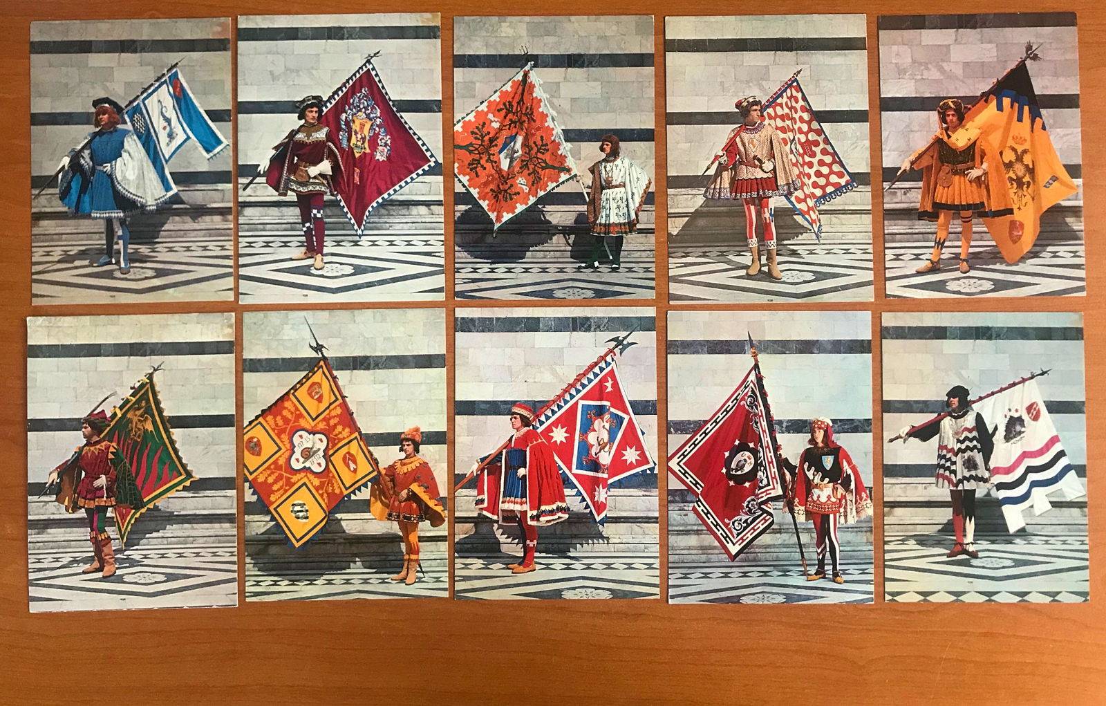 Série de 10 cartes postales : Italie - les drapeaux des Contrade de Sienne