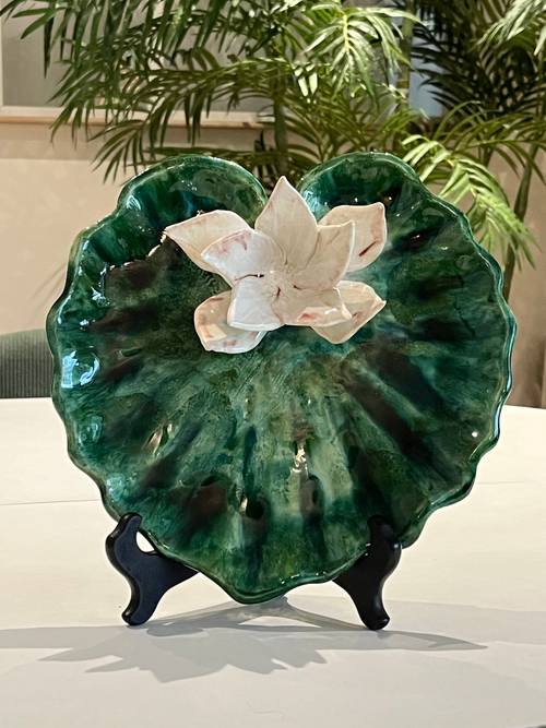 Vends plat de service, assiette faïence, barbotine, signée, très bon état