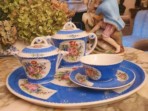 Service égoïste en porcelaine à décor de bouquets fleuris