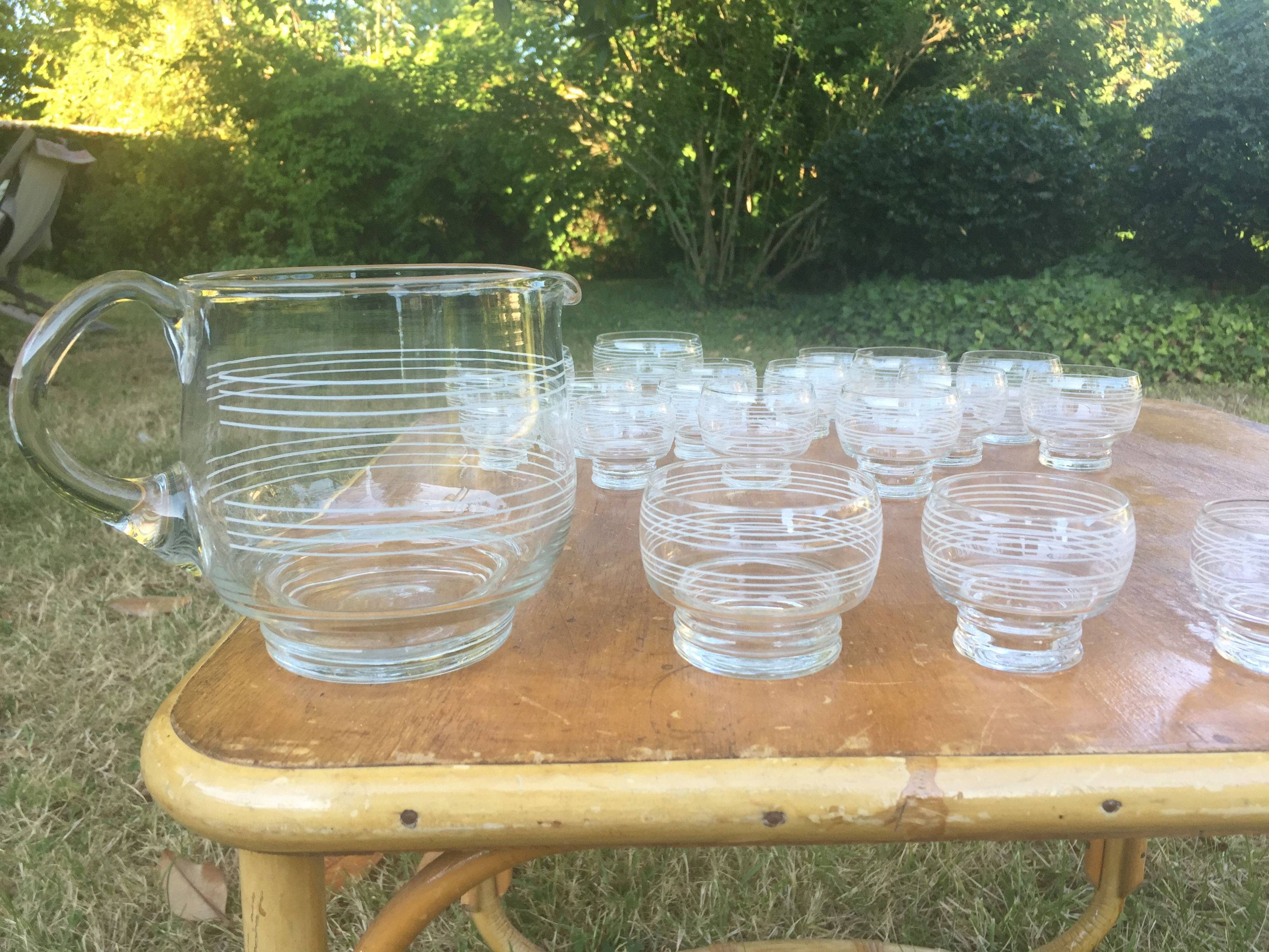Service "Orangeade" vintage avec 1 carafe et 15 petits verres striés