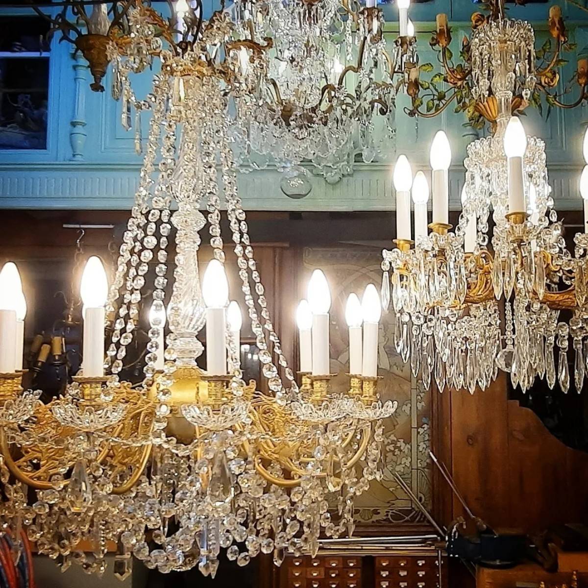 Lustre classique à 5 bras en bronze massif d'Angleterre En vente sur
