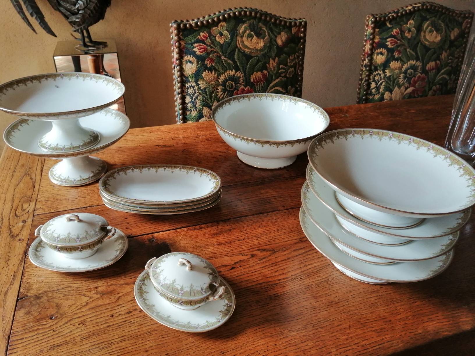 Vends service de table en porcelaine de Limoges Charles Ahrenfeldt 109 pièces nombreuses pièces de forme