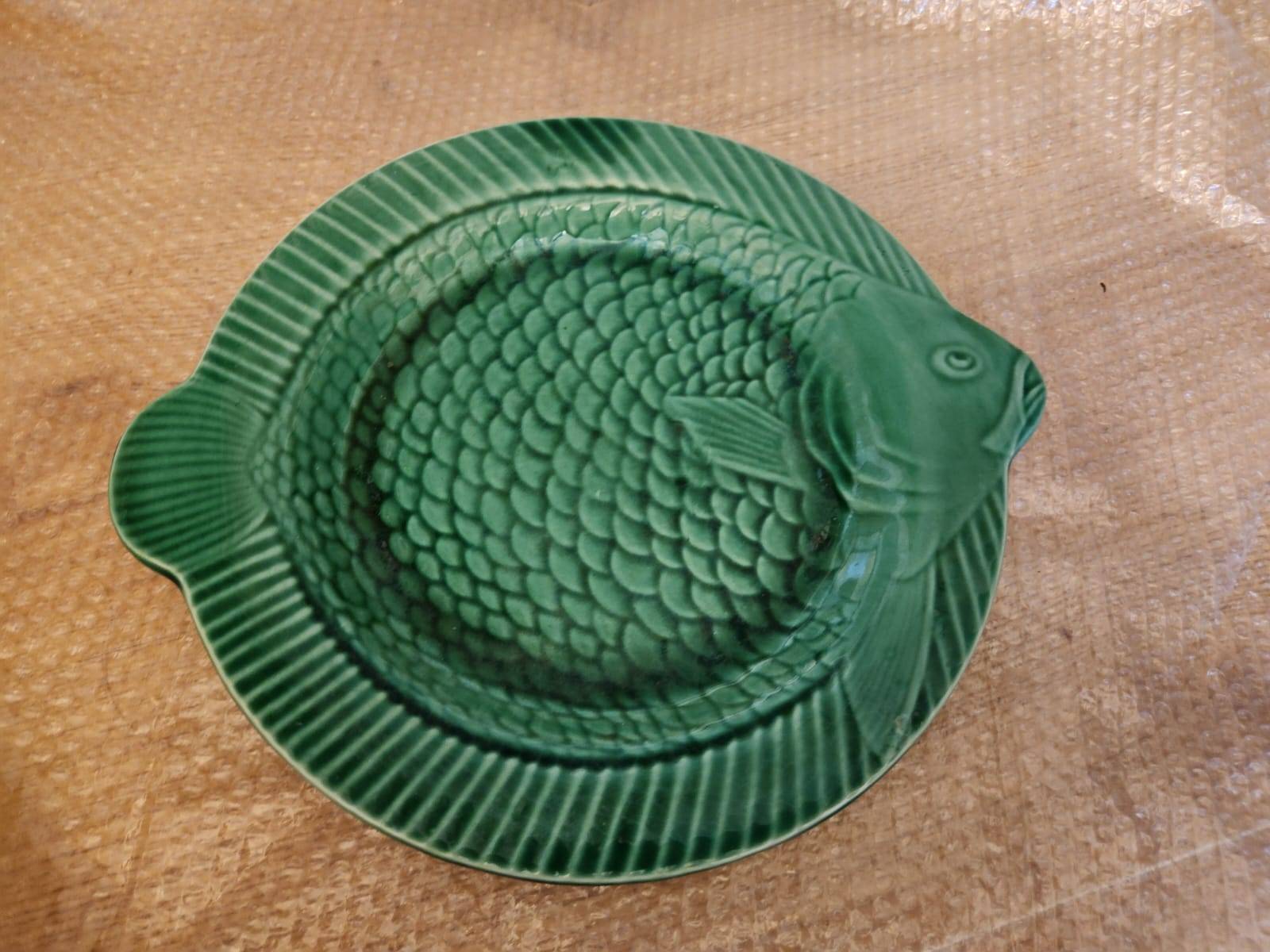 Service vintage faïence de Sarreguemines verte sur le thème de la carpe