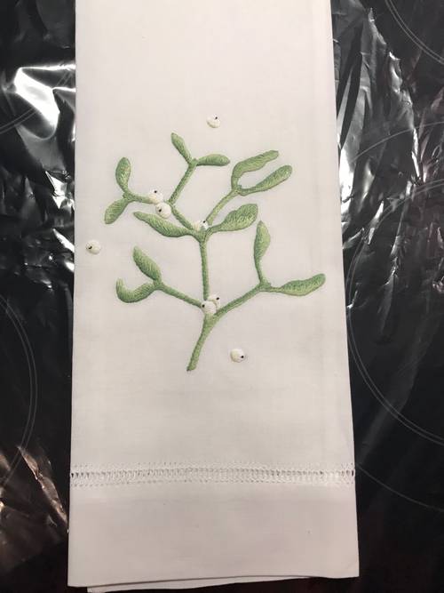 Serviette Invité Valombreuse - Grande branche de Gui "Porte bonheur", brodée main. Coton