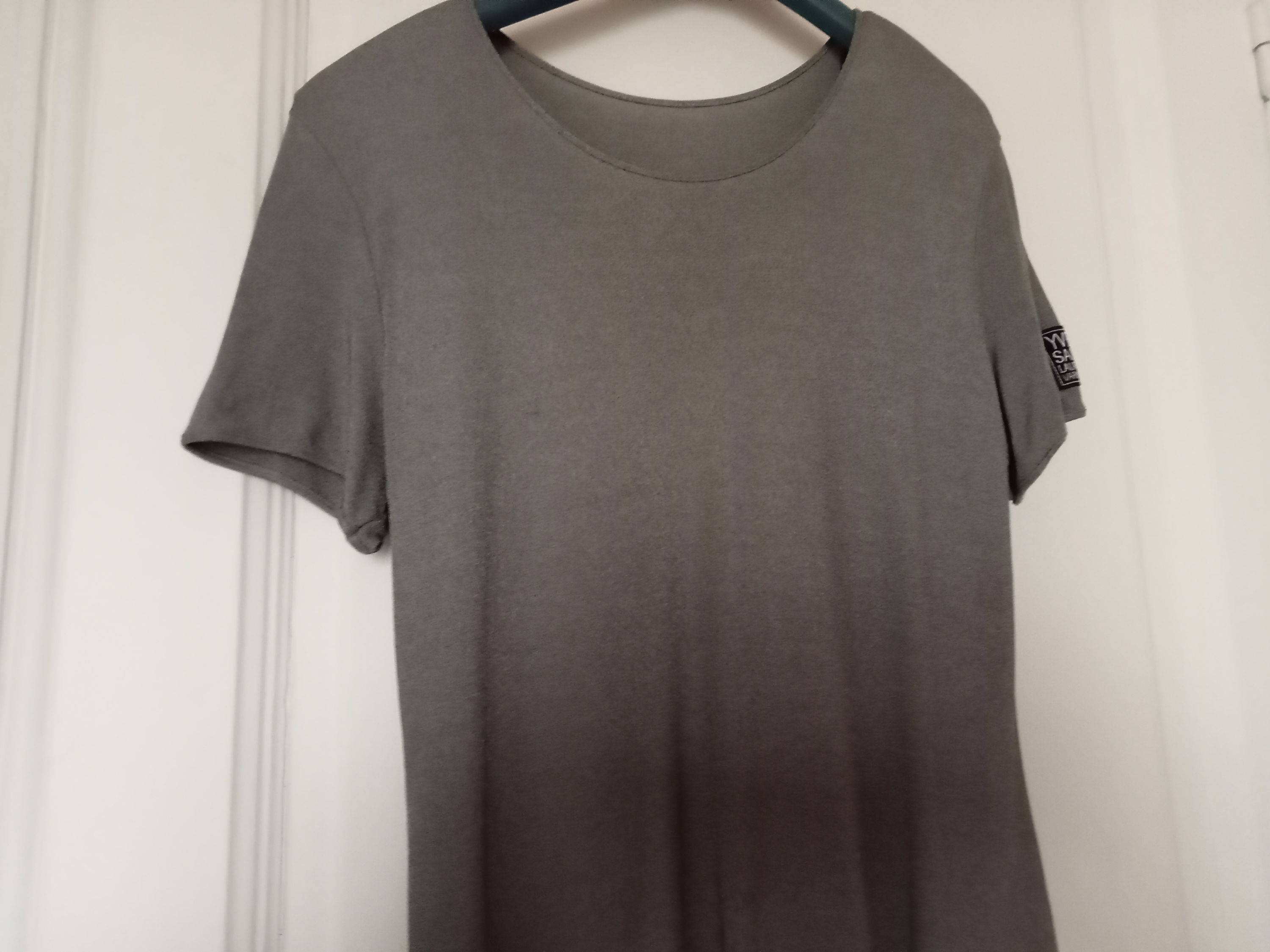 Tee-shirt Yves St-Laurent gris clair taille 42/44 sans doute en viscose,un peu ample,hauteur : 60 cm