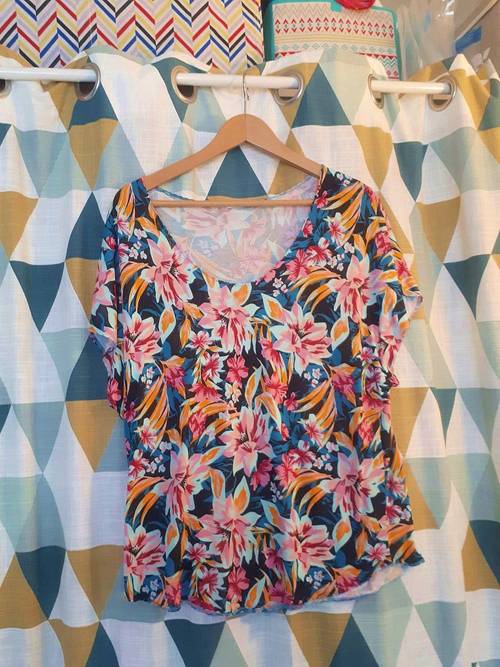 Je vends un T-shirt manches papillon Promod Floraux taille 38/M