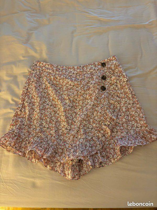 Vends jupe-short rose à fleurs blanches - Taille S
