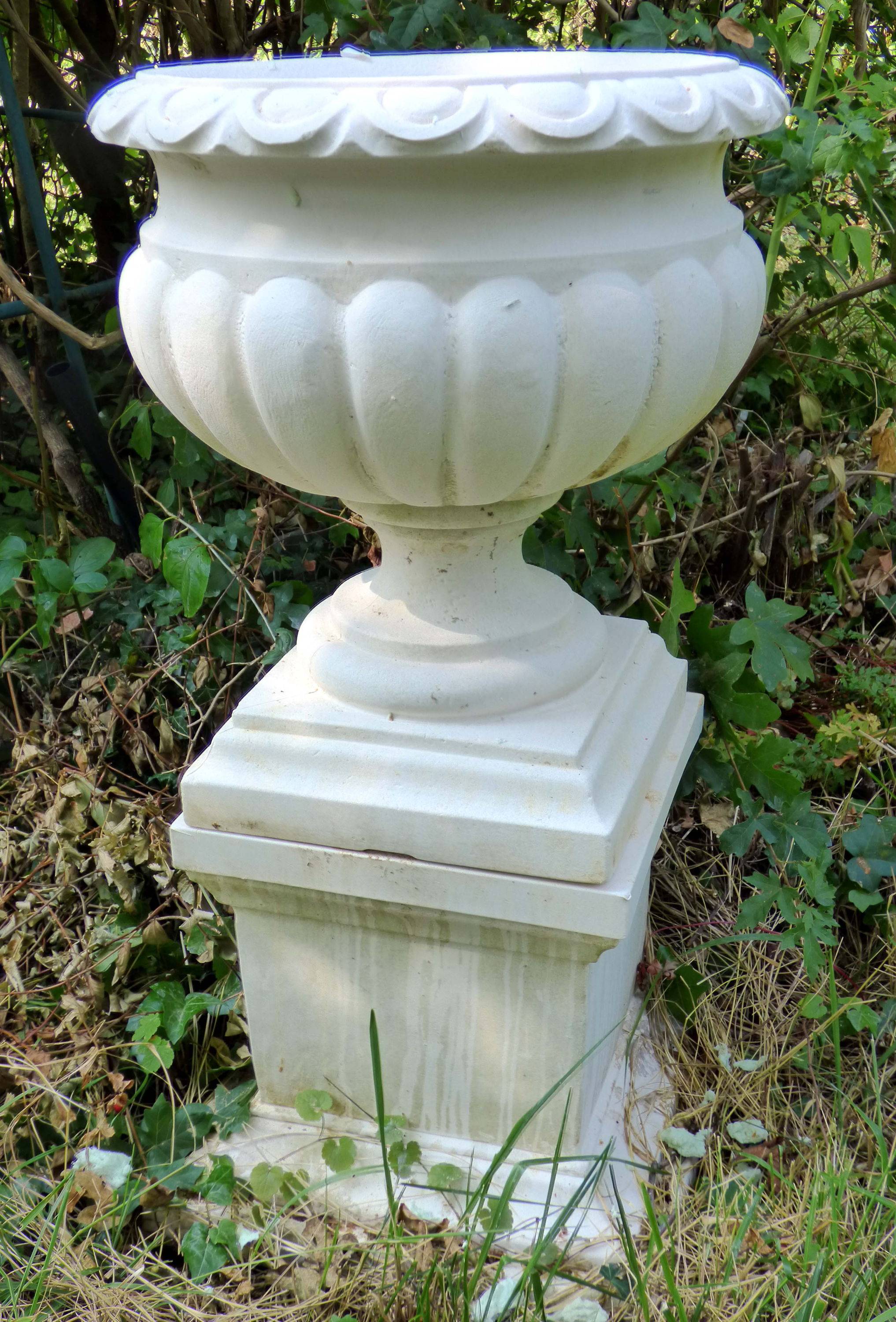 Vends socle carré 43 cm x 43 cm x 35 h pour statues ou vase, excellente qualité