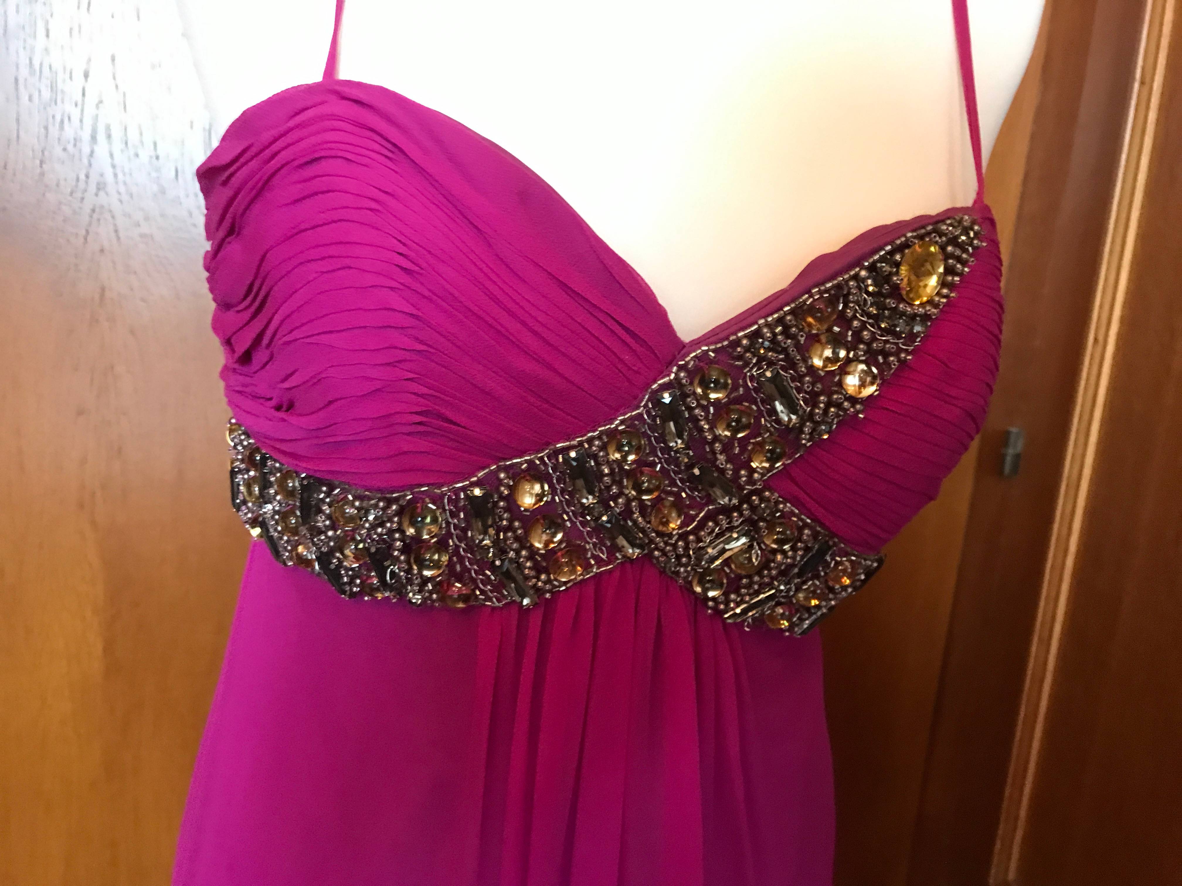 Vends robe du soir longue neuve en mousseline de soie rose magenta richement brodée - Taille M