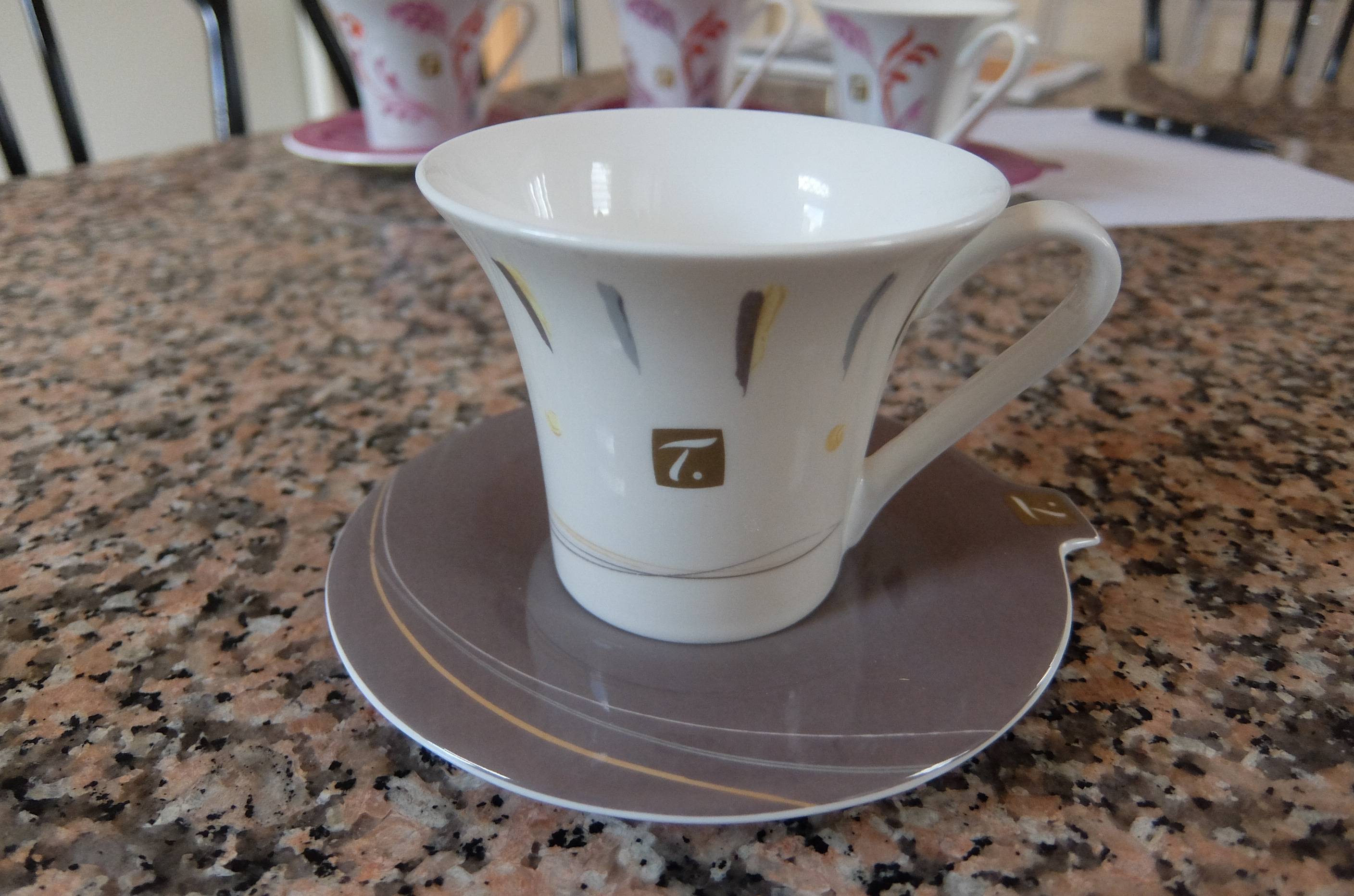 Joli mug et sa soucoupe de la marque Nestle