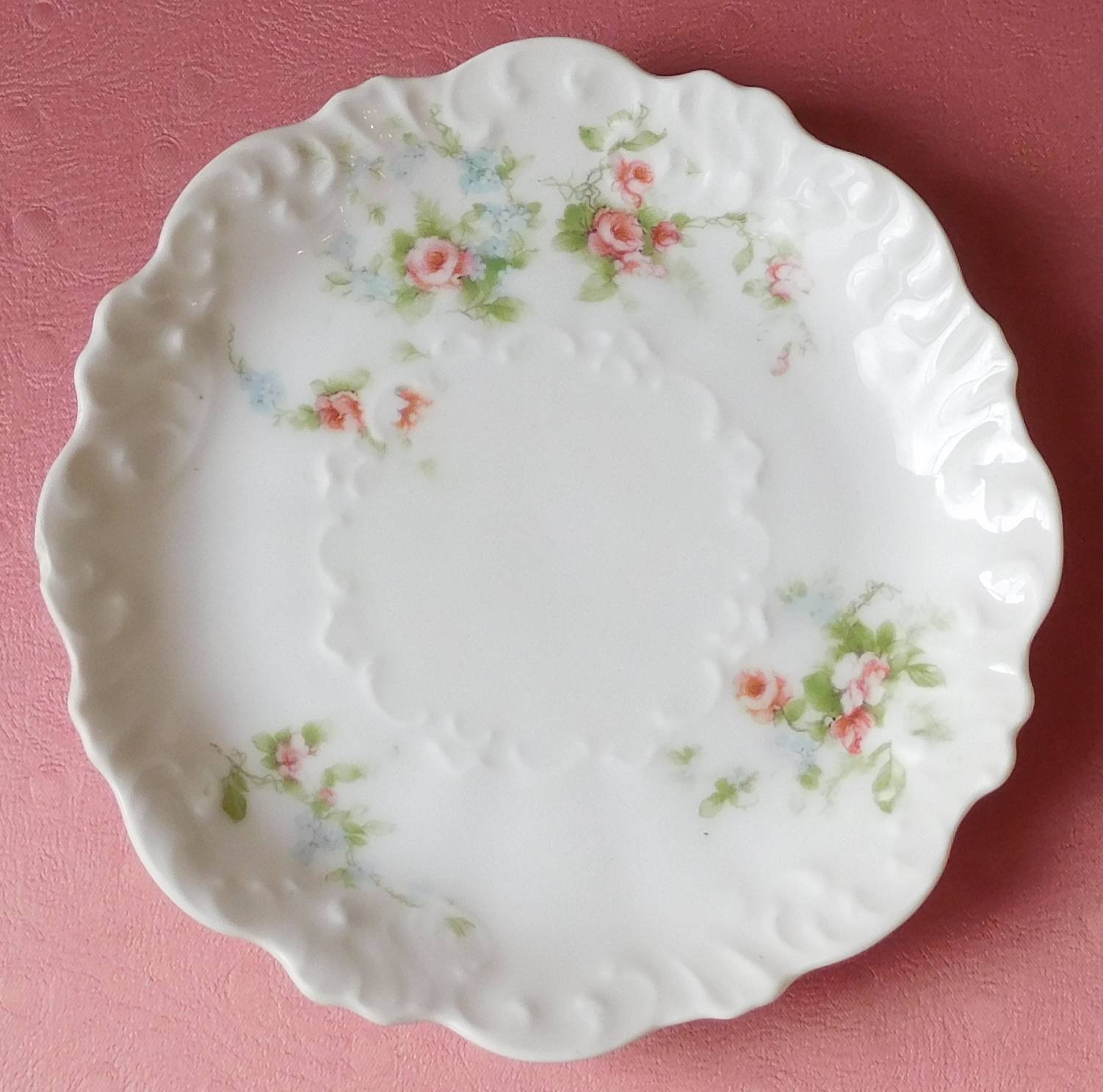 Lot deux soucoupes blanches, fleuries et festonnées