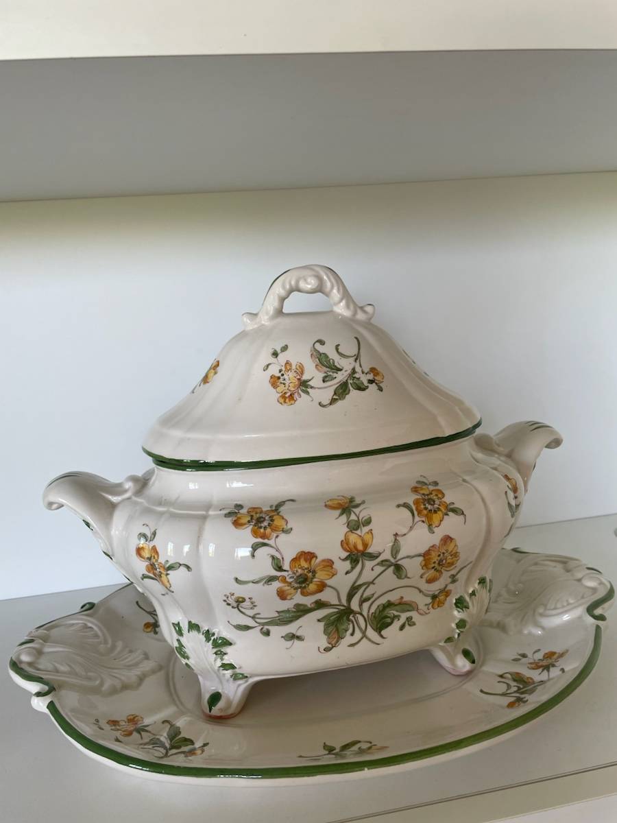 Soupière sur pieds et son plateau dans le goût de moustier