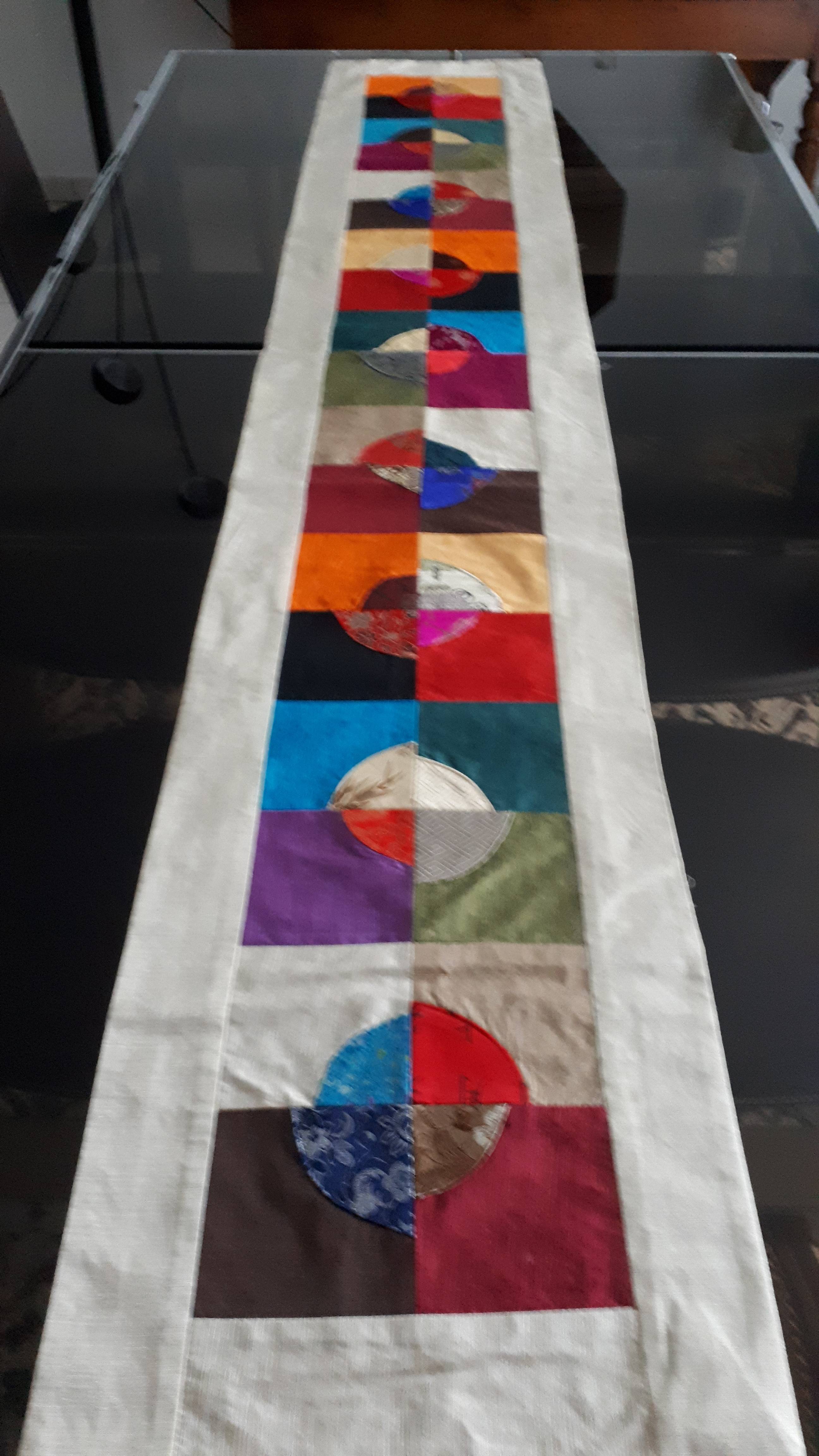 Soyeux chemin de table festif