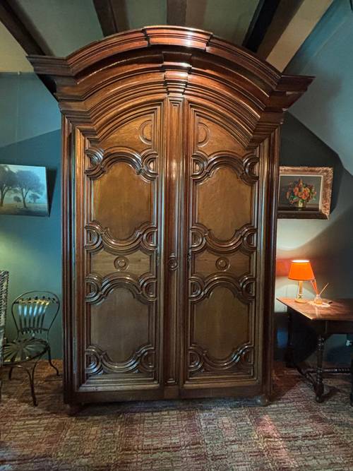 Splendide armoire de château en noyer, richement mouluré, 2 portes panneautées …