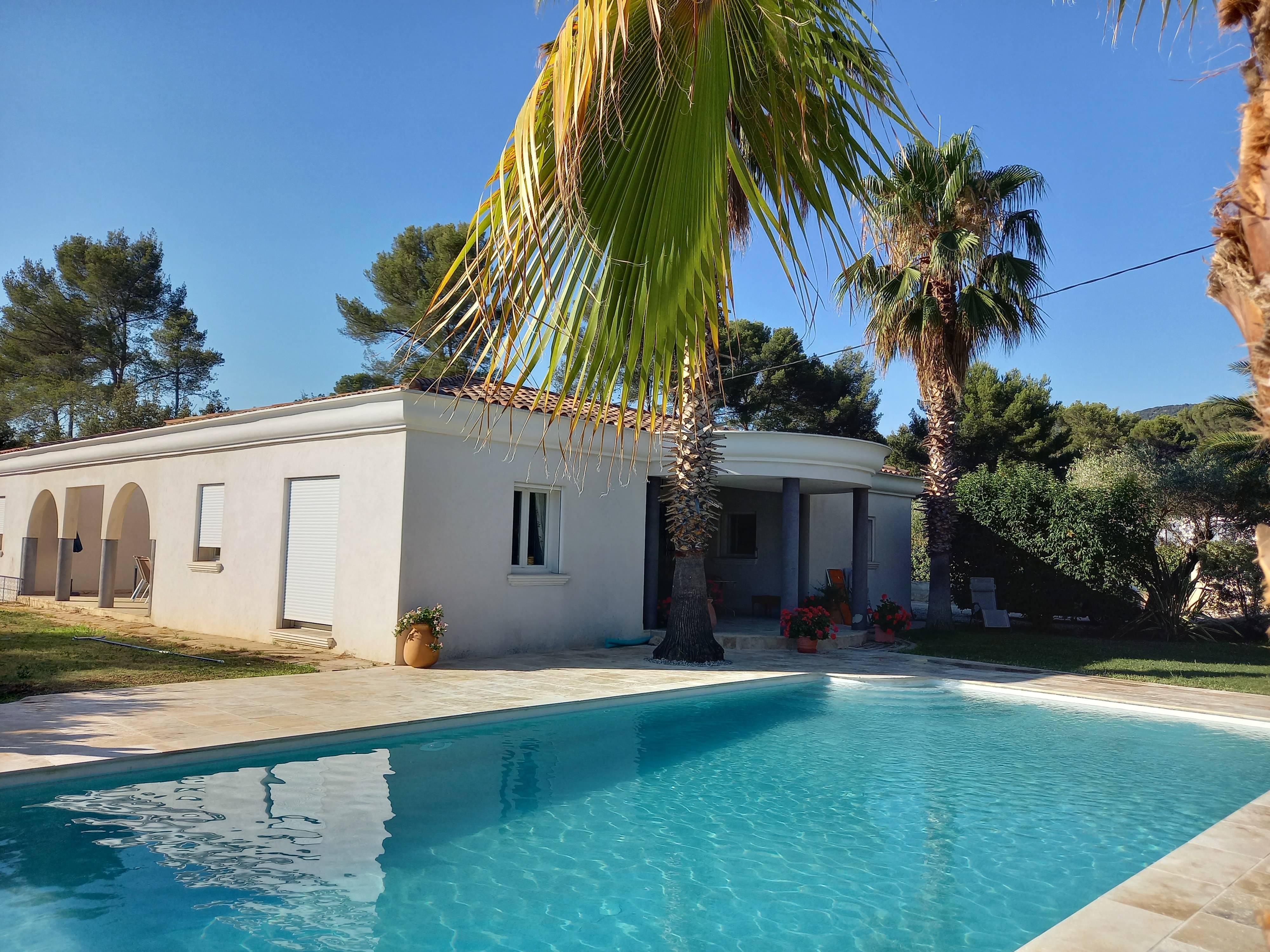 Loue villa dans le vignoble de Bandol avec piscine - 4 chambres, 8 couchages - Le Beausset (83)
