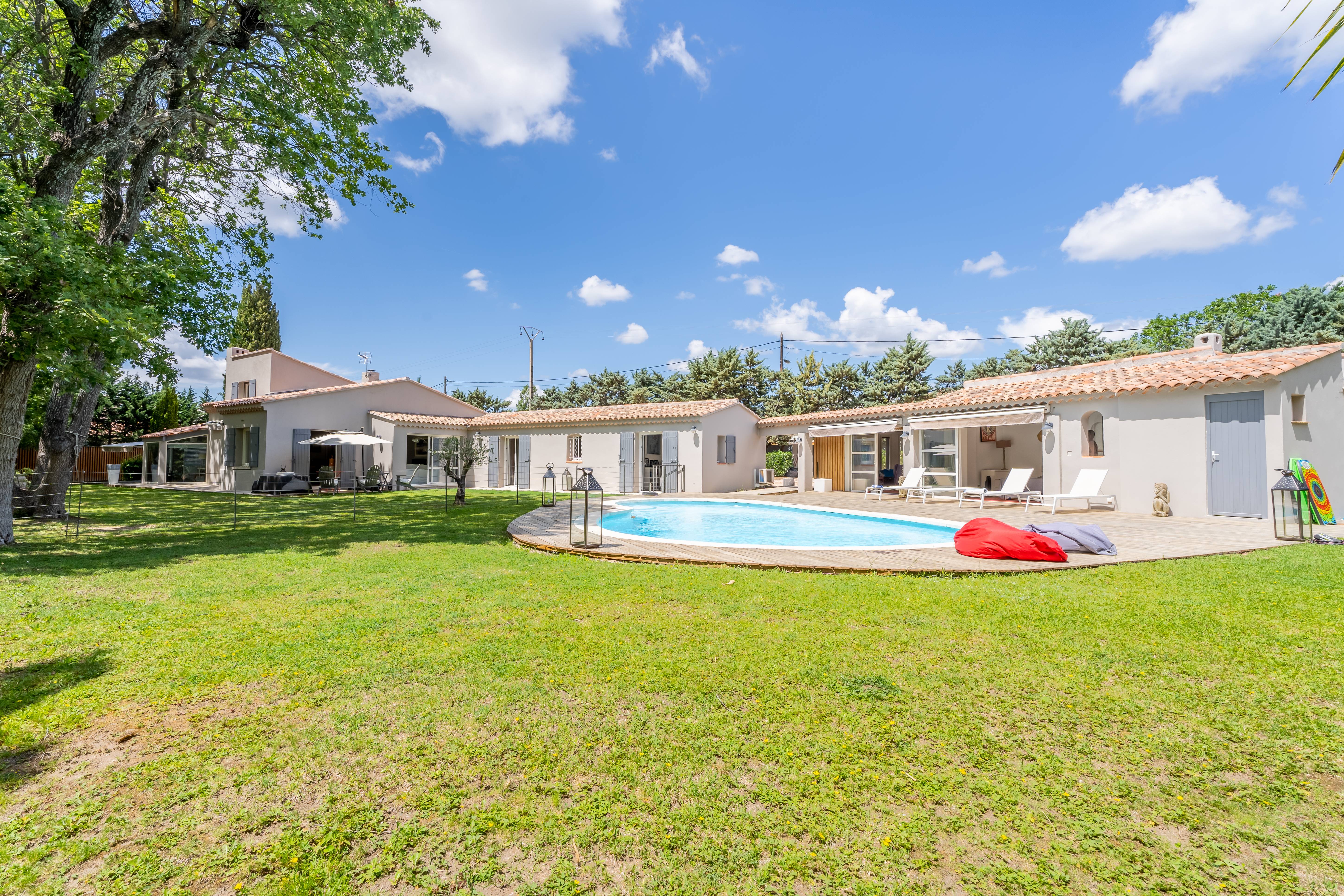 Loue Très Jolie Villa 10 couchages climatisée, piscine, pool house et studio à 7 km d’Aix en Provence