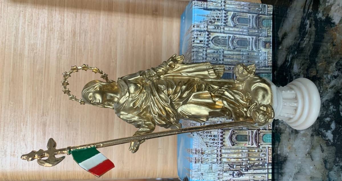 Statue de la Vierge se trouvant sur le dôme de Milan