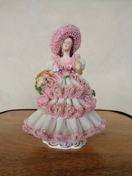 Vends statuette en porcelaine. Hauteur : 14 cm
