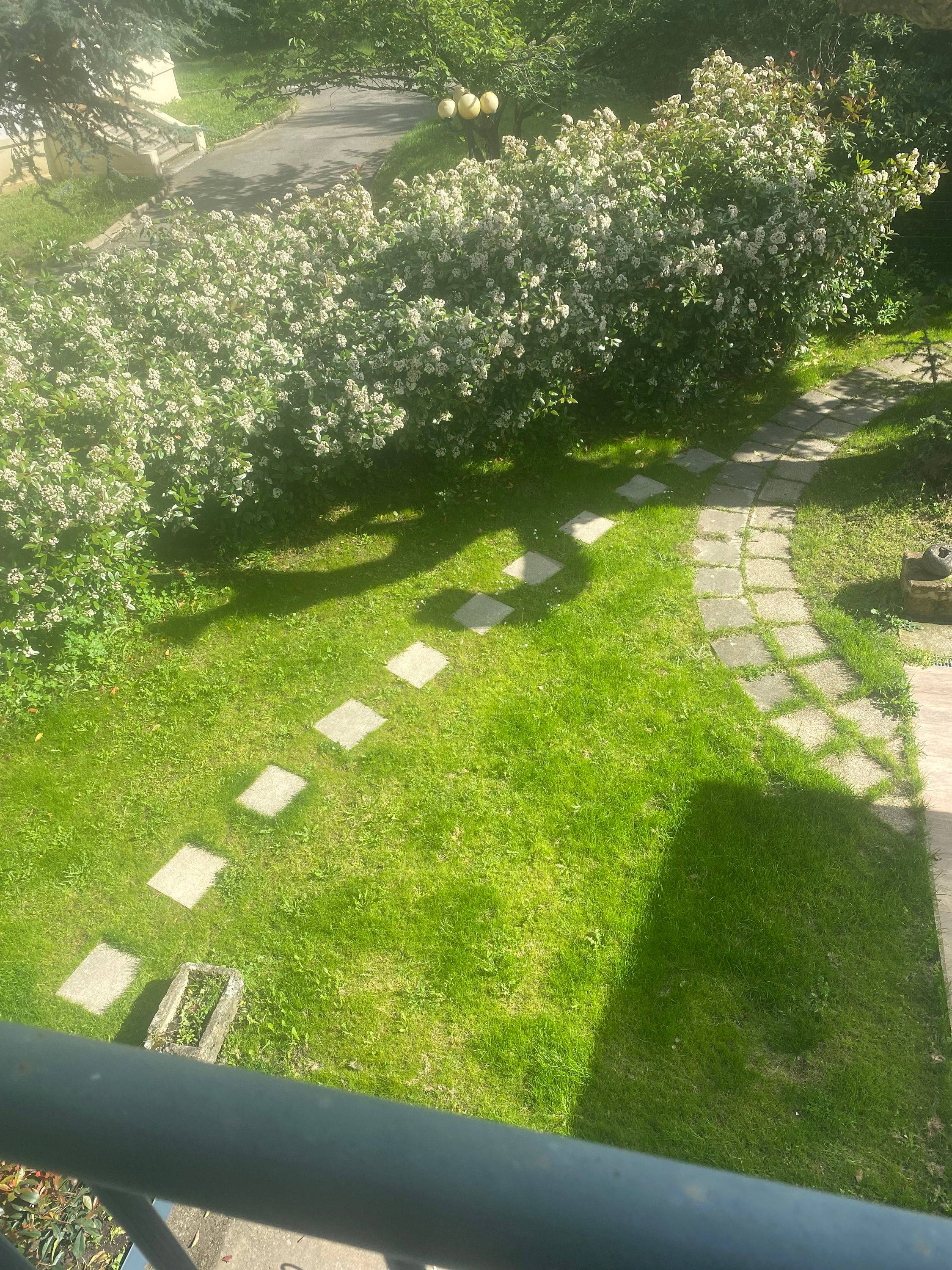 Loue Studio 21m² avec terrasse ouvrant sur un jardin à Charbonnières-les-Bains