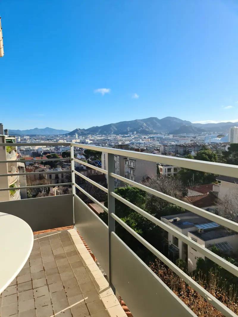 Loue studio 18m² Marseille 13008 avec terrasse 9m² sud
