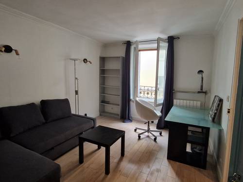 Loue studio meublé 25m² au 1er étage, parfait état, dans le vieux village de Puteaux (92800)