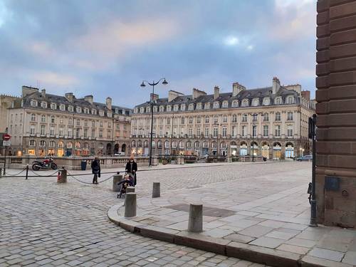 Loue Studio T1 bis meublé, après rénovation en 2022- 29m², Rennes centre (35000)