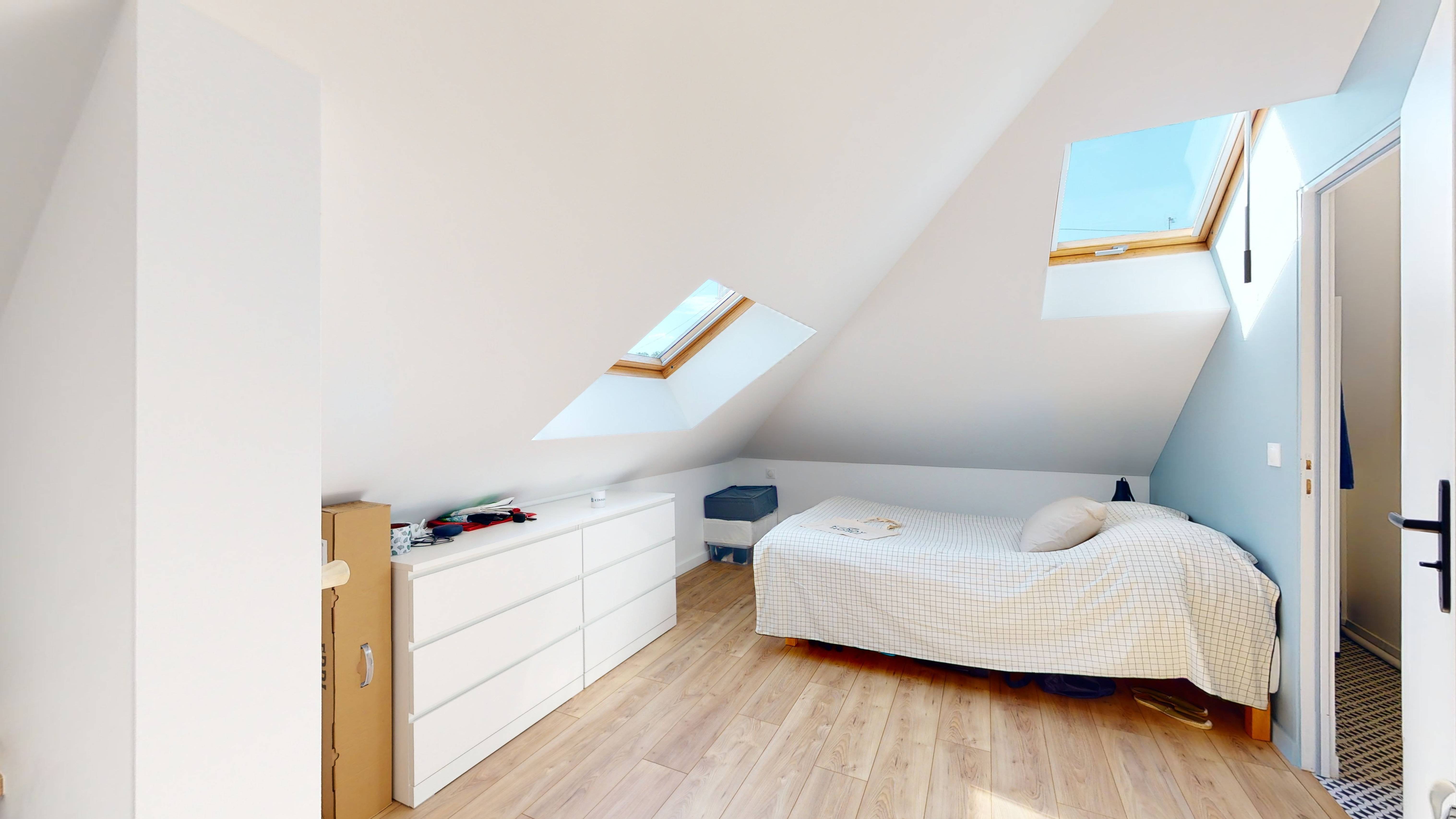 Propose colocation appartement 15m² Rennes - Chambre avec salle de bain 16m²