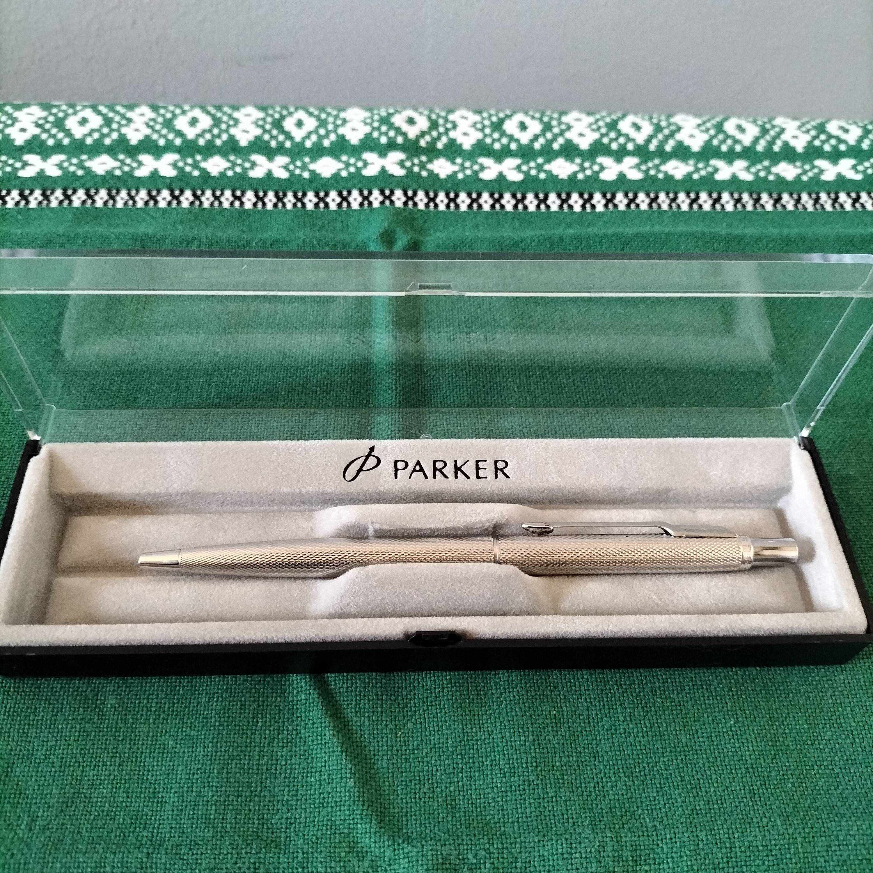 Stylo bille Parker en acier ciselé