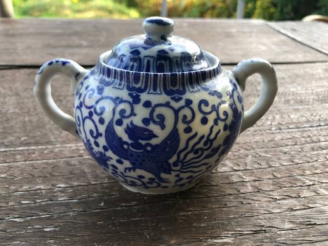 Sucrier avec couvercle à deux anses en porcelaine du Japon - décor en camaïeu