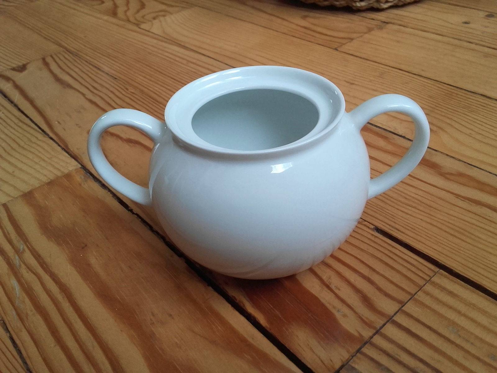 Sucrier en porcelaine blanche, avec anses, sans couvercle TBE