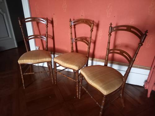 Suite de trois chaises en bois naturel