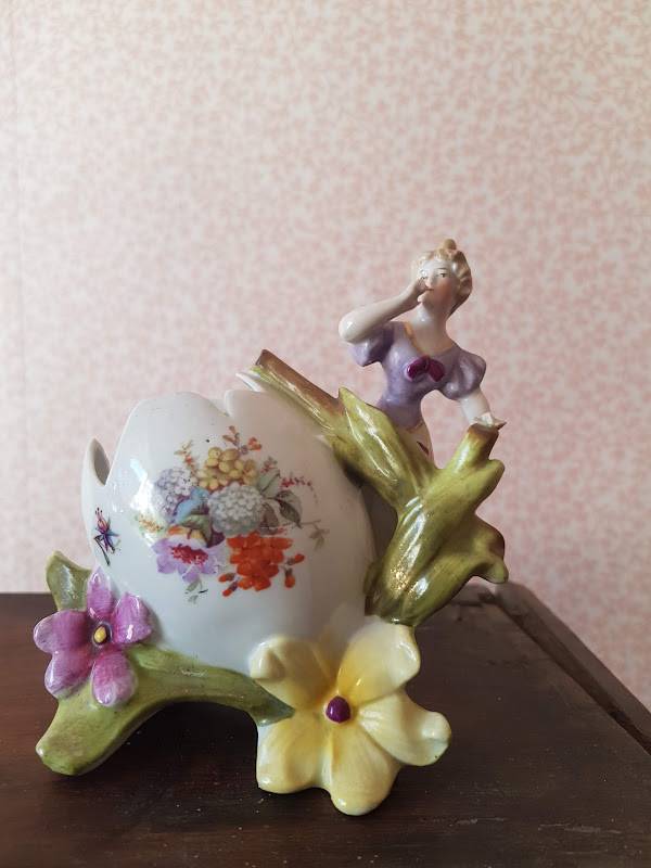 Sujet Porcelaine Oeuf décoré et Figurine Femme XIXème