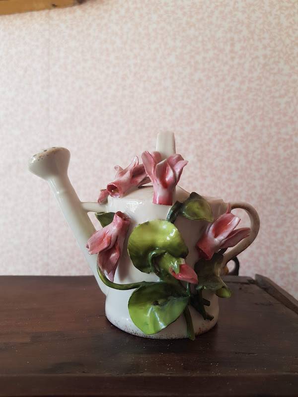 Sujet Porcelaine de Plaue Arrosoir et Fleurs XIXème